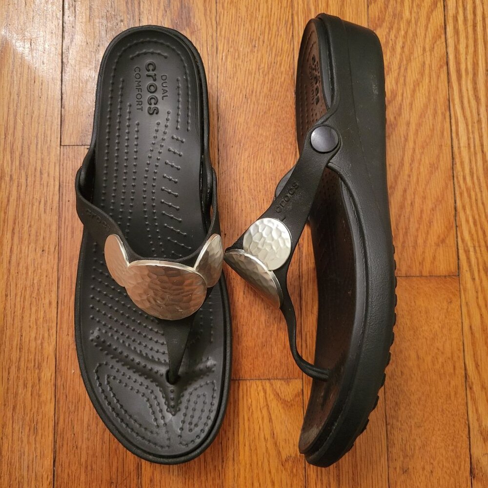 Crocs Comfort Black Thong Sandals Silver Hammered Medallion 11 SANRAH
